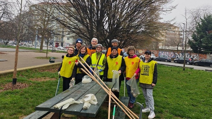 I volontari impegnati al parco di via Braccini