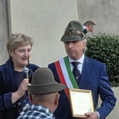 La dottoressa Campra con il sindaco Bottano alla cerimonia di consegna della cittadinanza onoraria La dottoressa Campra con il sindaco Bottano alla cerimonia di consegna della cittadinanza onoraria