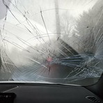 Le notti insonni di via Boccaccio tra auto devastate e portoni sfondati Le notti insonni di via Boccaccio tra auto devastate e portoni sfondati