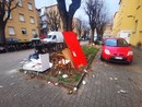 Cortili trasformati in discariche nel complesso Atc di via Biglieri