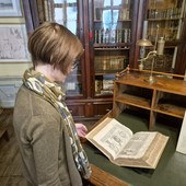 Dinato con un libro del fondo storico Luisia