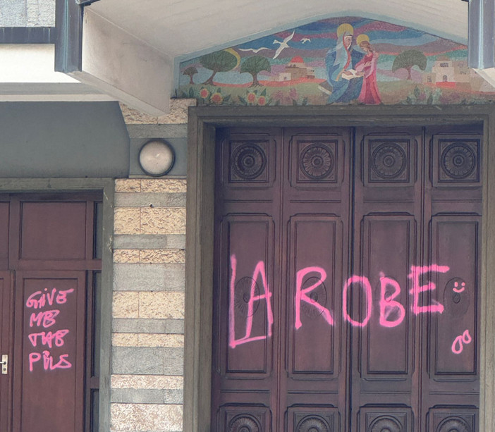 Scritte rosa sul portone di ingresso: vandalizzata la chiesa Sant'Anna di Torino