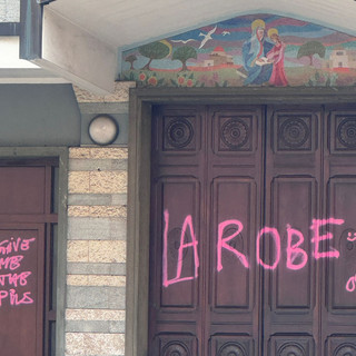 Scritte rosa sul portone di ingresso: vandalizzata la chiesa Sant'Anna di Torino