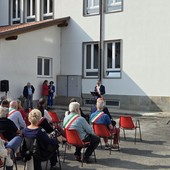 Il discorso di Ventre di fronte alla platea di invitati