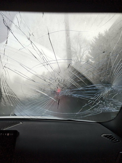 Le notti insonni di via Boccaccio tra auto devastate e portoni sfondati