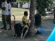 C'è chi vende cibo e chi taglia i capelli ai Giardini Madre Teresa di Calcutta