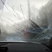 Le notti insonni di via Boccaccio tra auto devastate e portoni sfondati