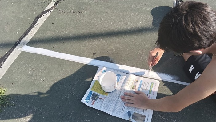 Giovani al lavoro per sistemare il campo