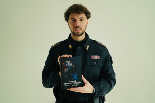 Sebastiano Vitale, alias Revman, al Salone Off: il poliziotto che usa il rap come ponte tra giovani e legalità