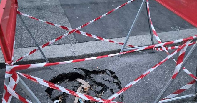 La buca delle polemiche