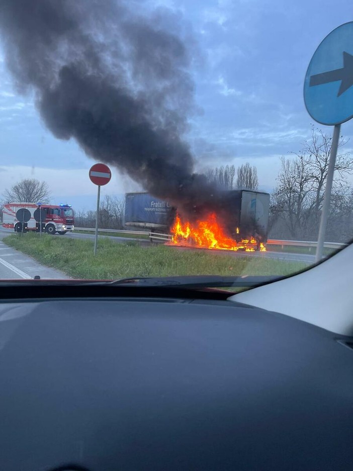 Camion va fuoco lungo la strada regionale 20 a Carignano