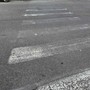 Le strisce sbiadite in via Lancia Le strisce sbiadite in via Lancia