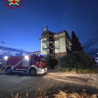 Volpiano, incendio nell'hotel dimesso di via Brandizzo