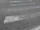Le strisce sbiadite in via Lancia Le strisce sbiadite in via Lancia