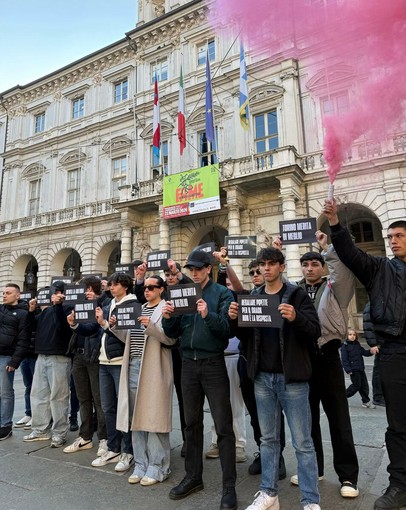 La protesta davanti a Palazzo Civico