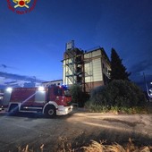 Volpiano, incendio nell'hotel dimesso di via Brandizzo