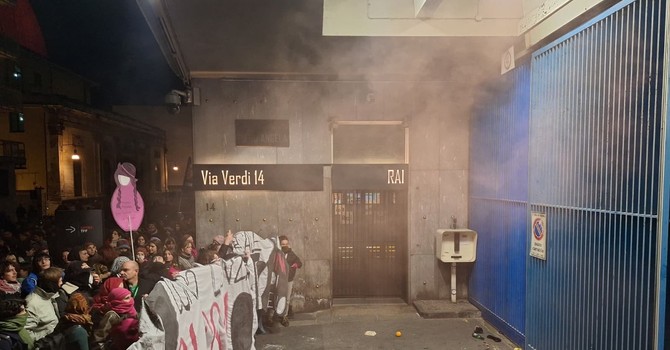 A Torino in migliaia in marcia contro la violenza di genere: tensioni di fronte alla sede Rai