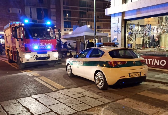 Accoltellato in piazza Borgo Dora, è caccia all’aggressore