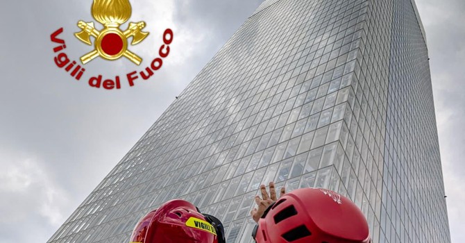 Materiale pericolante al Grattacielo della Regione: l'intervento dei vigili del fuoco Materiale pericolante al Grattacielo della Regione: l'intervento dei vigili del fuoco