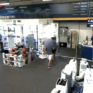 Furto al centro commerciale, commessa e clienti inseguono e bloccano i ladri [VIDEO]