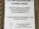 Il cartello che avvisa del trasferimento Il cartello che avvisa del trasferimento