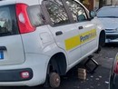 Con il cric rubano gli pneumatici e lasciano l'auto delle Poste sui mattoni Con il cric rubano gli pneumatici e lasciano l'auto delle Poste sui mattoni