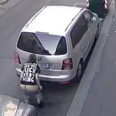Degrado in Barriera di Milano: donna urina tra le auto, commercianti esasperati lavano il marciapiede