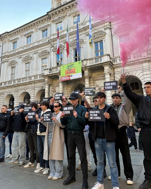 La protesta davanti a Palazzo Civico