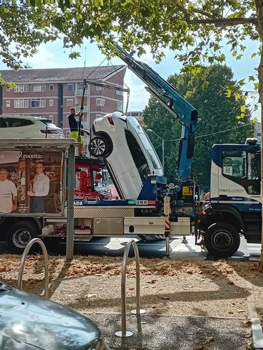 Auto si sgancia e cada da una bisarca in corso Siracusa Auto si sgancia e cada da una bisarca in corso Siracusa