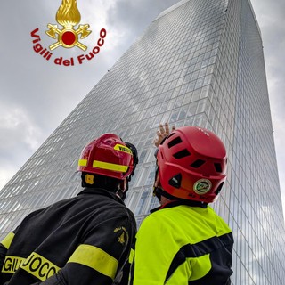 Materiale pericolante al Grattacielo della Regione: l'intervento dei vigili del fuoco