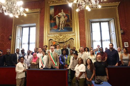 Torino celebra la Giornata del Rifugiato: la Sala Rossa diventa simbolo di accoglienza