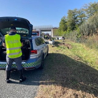 Auto fuori strada in tangenziale tra Volpiano e Settimo Torinese