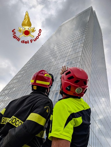 Materiale pericolante al Grattacielo della Regione: l'intervento dei vigili del fuoco Materiale pericolante al Grattacielo della Regione: l'intervento dei vigili del fuoco