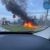 Camion va fuoco lungo la strada regionale 20 a Carignano