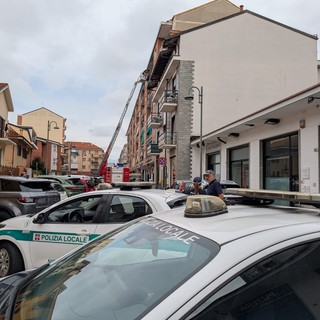 Nichelino, non risponde al telefono: scatta l'allarme e i Vigili del Fuoco entrano dal balcone con l'autoscala Nichelino, non risponde al telefono: scatta l'allarme e i Vigili del Fuoco entrano dal balcone con l'autoscala