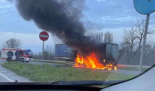 Camion va fuoco lungo la strada regionale 20 a Carignano