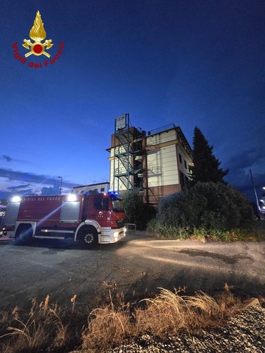 Volpiano, incendio nell'hotel dimesso di via Brandizzo