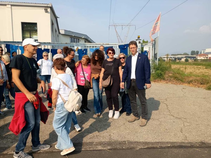 Chiude la Varroc Italy di Cambiano, addio a 60 anni di storia della fanaleria: 80 lavoratori a casa