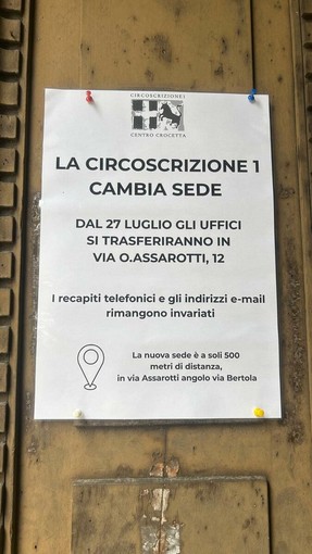 Il cartello che avvisa del trasferimento