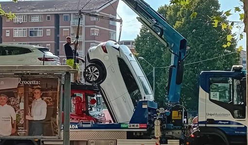 Auto si sgancia e cada da una bisarca in corso Siracusa Auto si sgancia e cada da una bisarca in corso Siracusa
