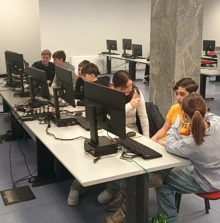 Scuole, enti e famiglie insieme al primo Salone della mobilità scolastica attiva Scuole, enti e famiglie insieme al primo Salone della mobilità scolastica attiva