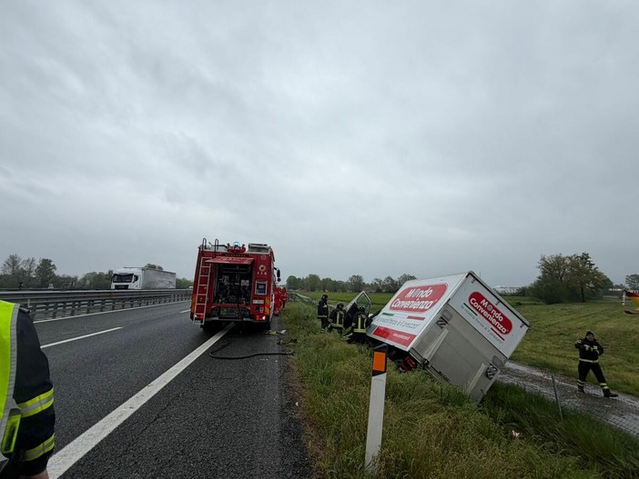 Camion si ribalta lungo l'autostrada A5 tra Settimo e Volpiano