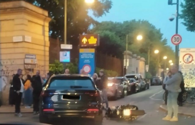 Scontro tra auto e moto in Quadrilatero Romano: ferito il centauro