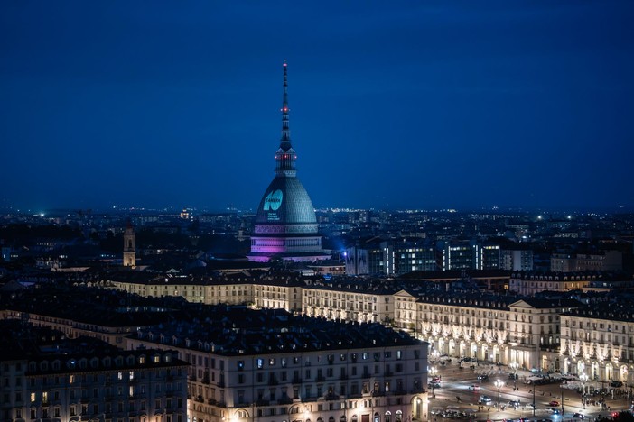 La Mole s'illumina per i dieci anni di Camera