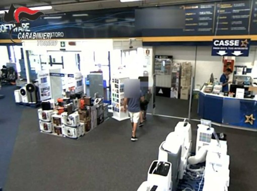 Furto al centro commerciale, commessa e clienti inseguono e bloccano i ladri [VIDEO]