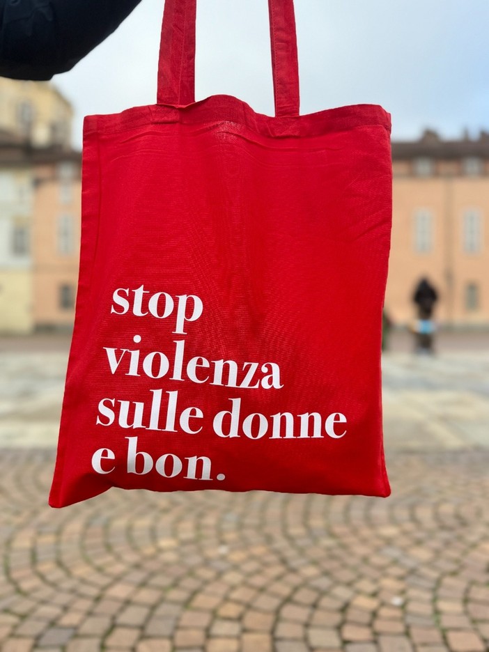 Uffici del Turismo in rosso per dire “No alla violenza sulle donne” Uffici del Turismo in rosso per dire “No alla violenza sulle donne”
