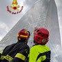 Materiale pericolante al Grattacielo della Regione: l'intervento dei vigili del fuoco Materiale pericolante al Grattacielo della Regione: l'intervento dei vigili del fuoco