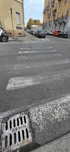 Le strisce sbiadite in via Lancia Le strisce sbiadite in via Lancia