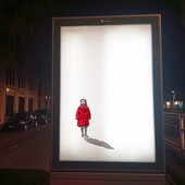 La bimba del cappotto rosso di Schindler's List nel manifesto del Banksy di Torino: &quot;Uomo commette sempre crimini&quot;