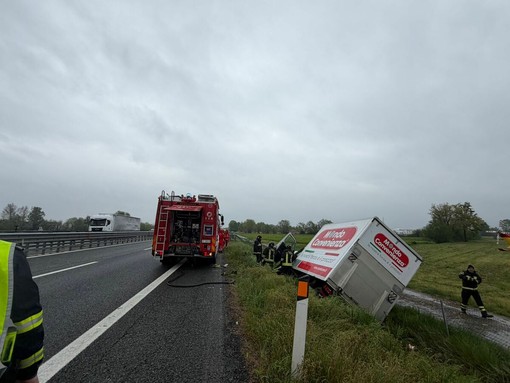Camion si ribalta lungo l'autostrada A5 tra Settimo e Volpiano